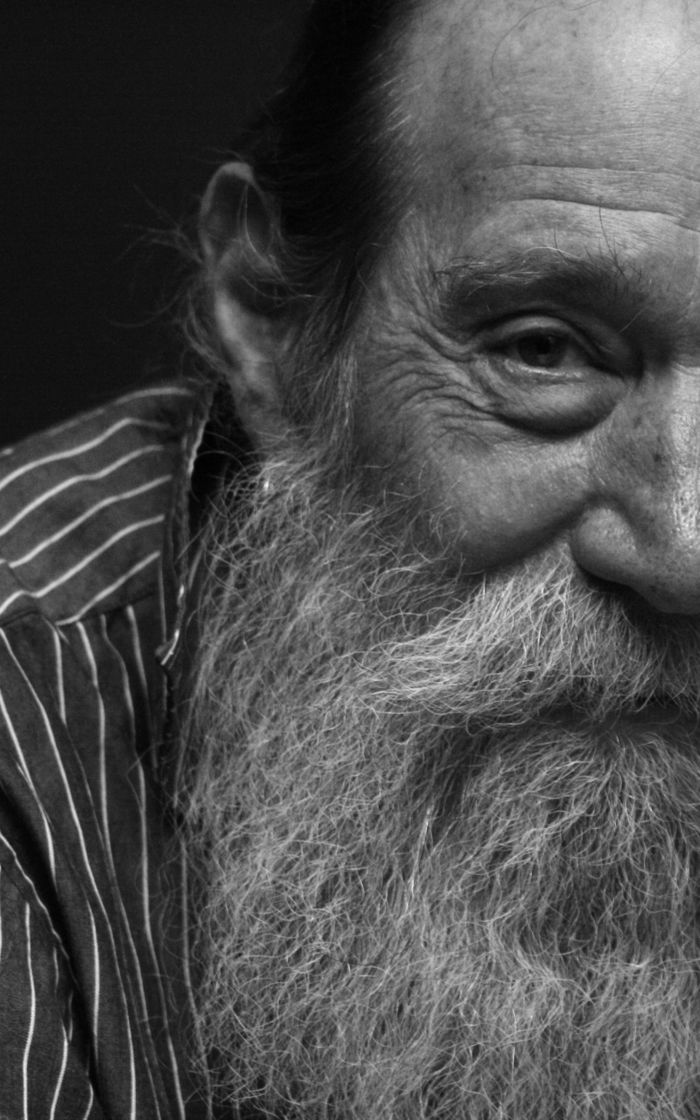 Svart-hvitt portrett av kunsteneren Lawrence Weiner